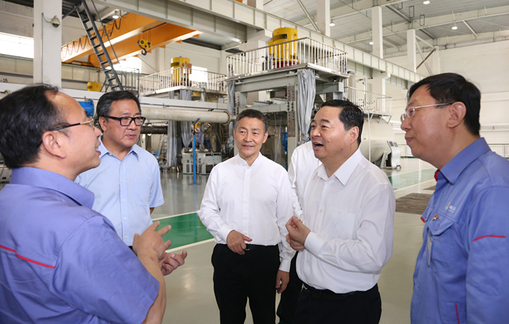 郝鹏与Z6官网集团一线科技人员深刻互换